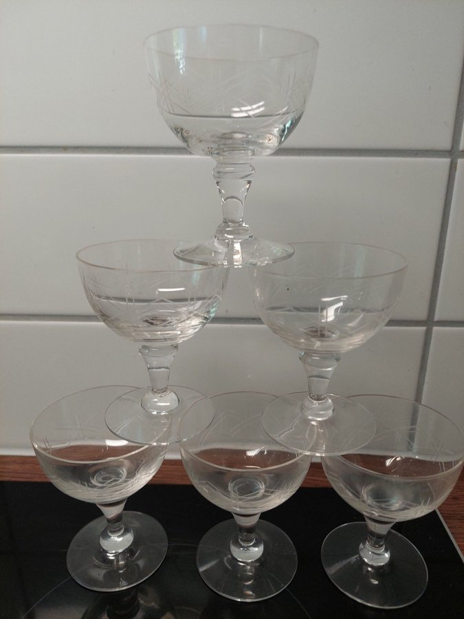 Äldre Retro Likörglas Fot Slipad Dekor