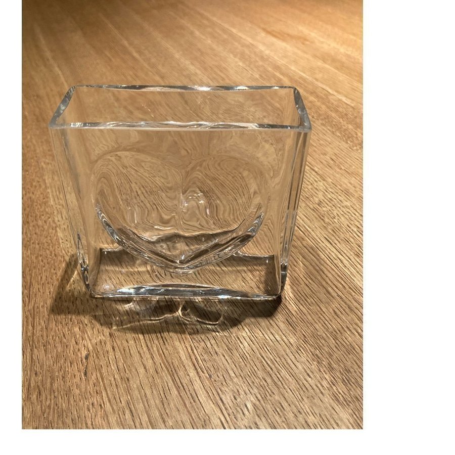 Glasvas Hjärta från Kosta Boda glasbruk Bertil Vallien mint condition