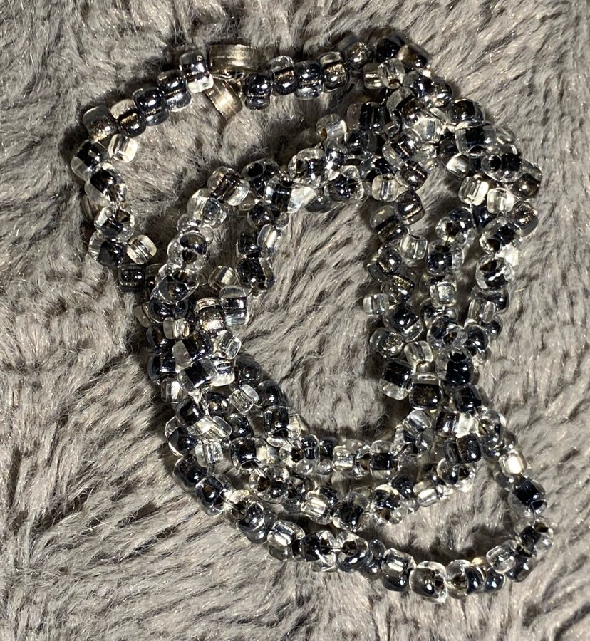 Halsband av små glaspärlor 48 cm