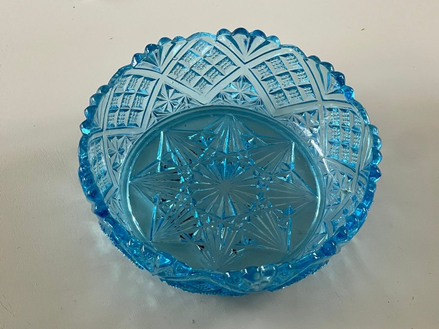 Äldre skål av ljusblått glas 115 cm diameter