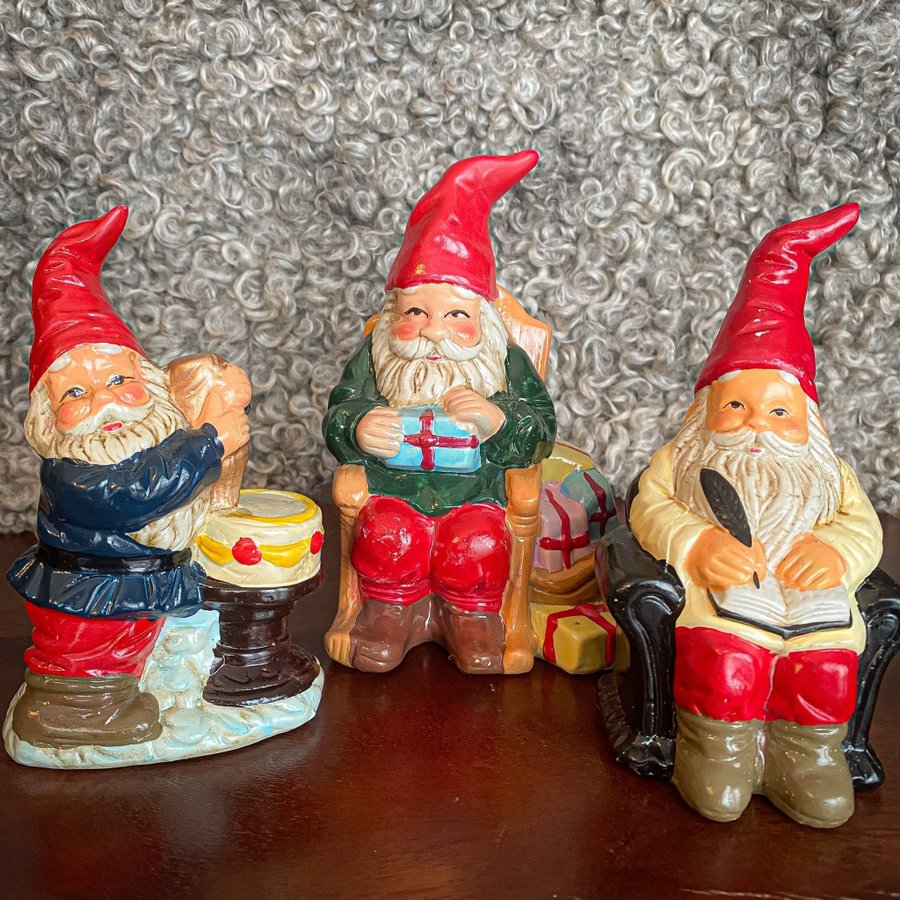 Samling av äldre tomtar i porslin jultomtar figurer