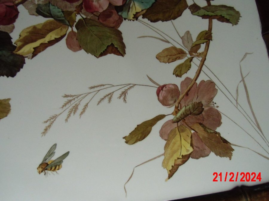Antik porslinsbricka i vackert mönster med sobra färger 2 handtag 40 x 54 cm