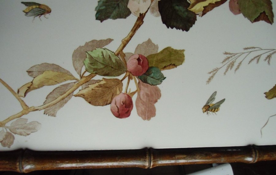 Antik porslinsbricka i vackert mönster med sobra färger 2 handtag 40 x 54 cm