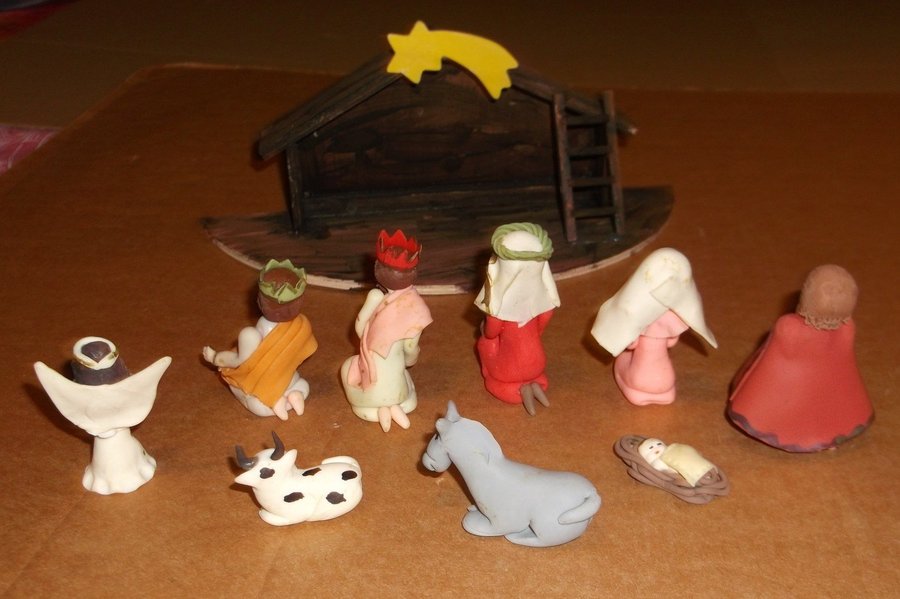 Julkrubba i trä med 9 figurer av bränd playdoo lera?