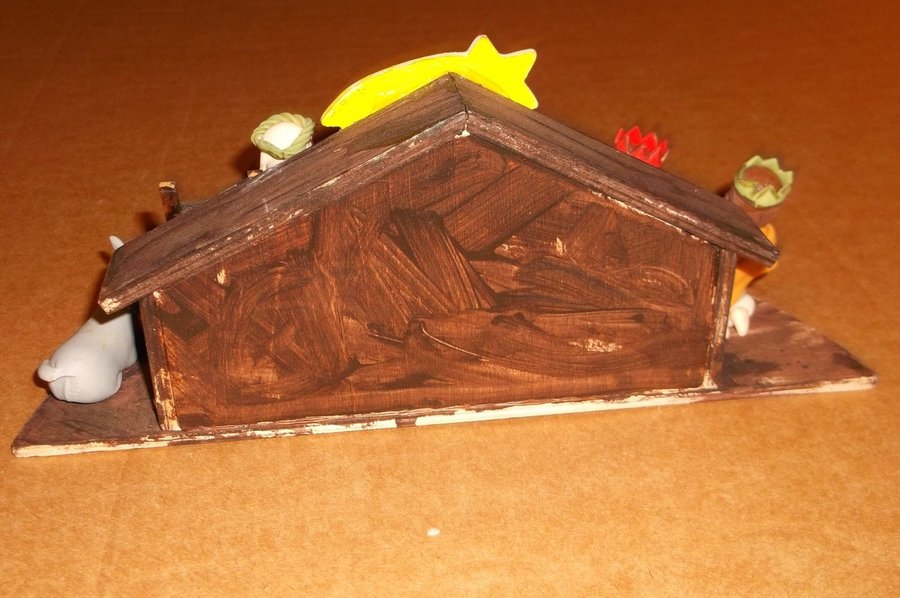 Julkrubba i trä med 9 figurer av bränd playdoo lera?