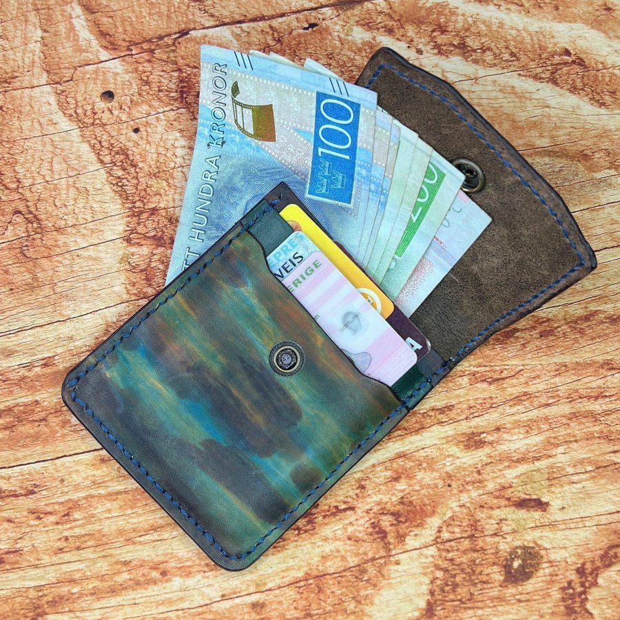 Plånbok med fickor för (kör)kort och sedlar