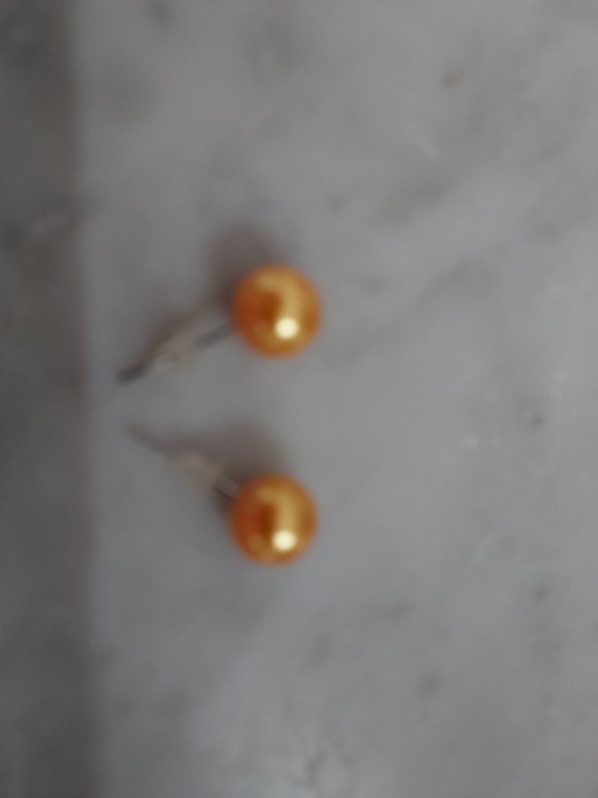 örhängen PÄRLOR Guldiga diameter ca 1 cm
