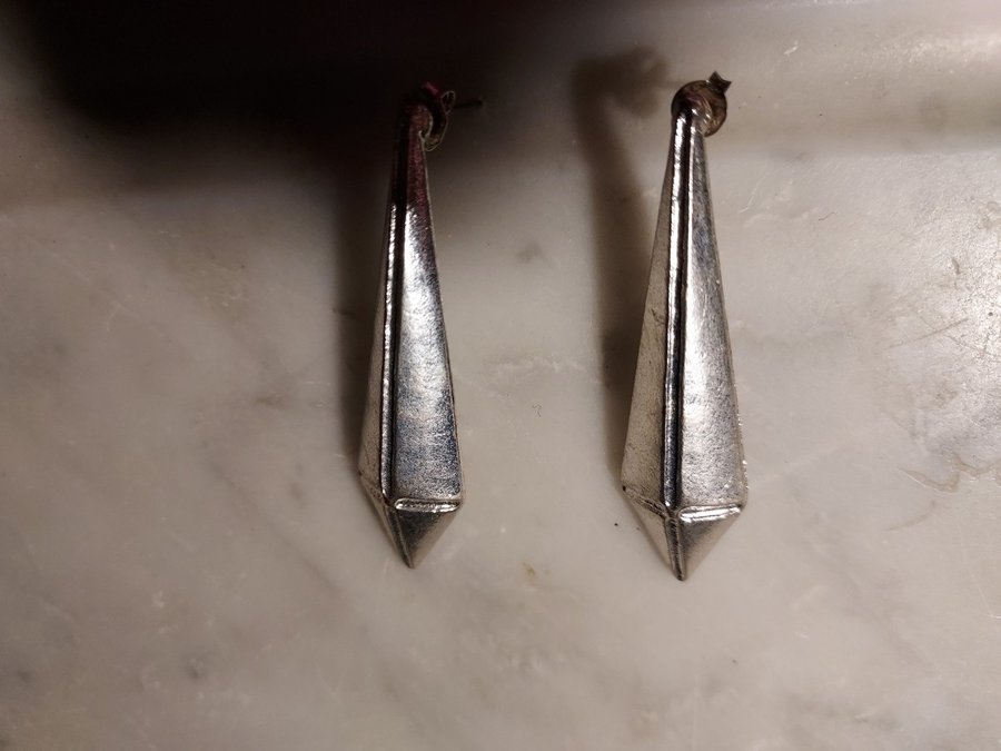 örhängen silverfärgad metall Längd ca 5 cm