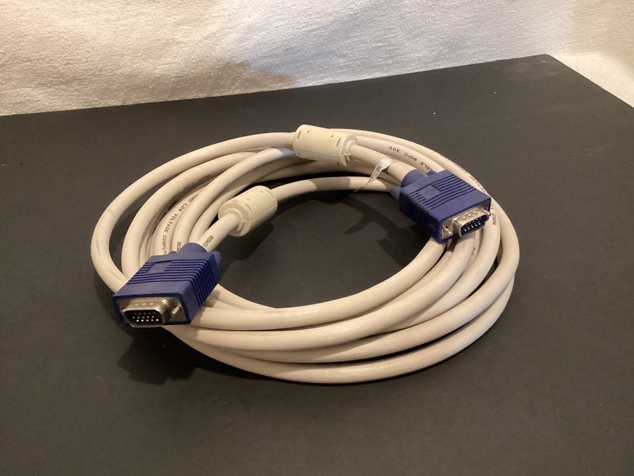 Lång skärm-kabel VGA (Deltaco 5 meter)