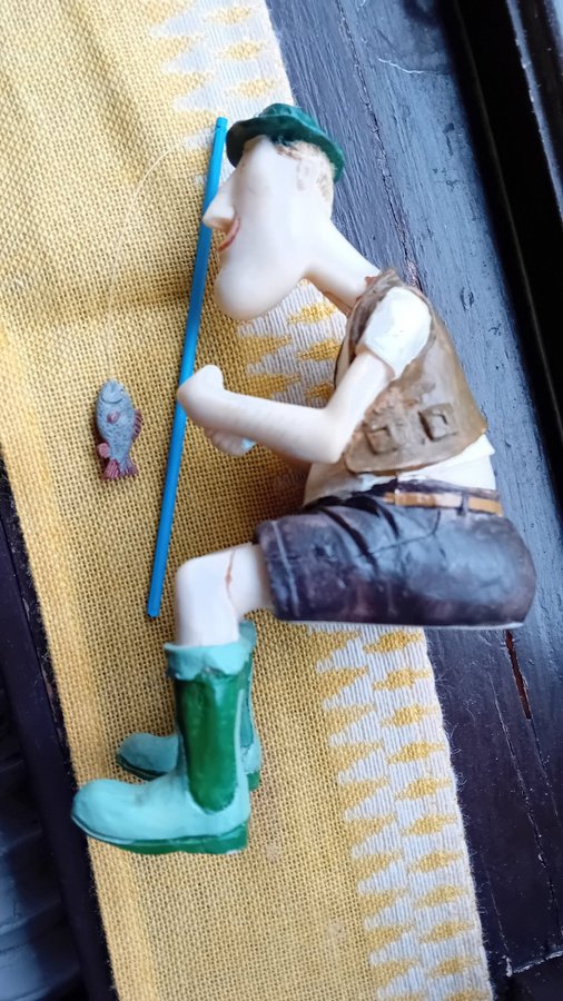 Fiskare med spö o fisk figurin i okänt material Trademan Sweden 17 cm hög