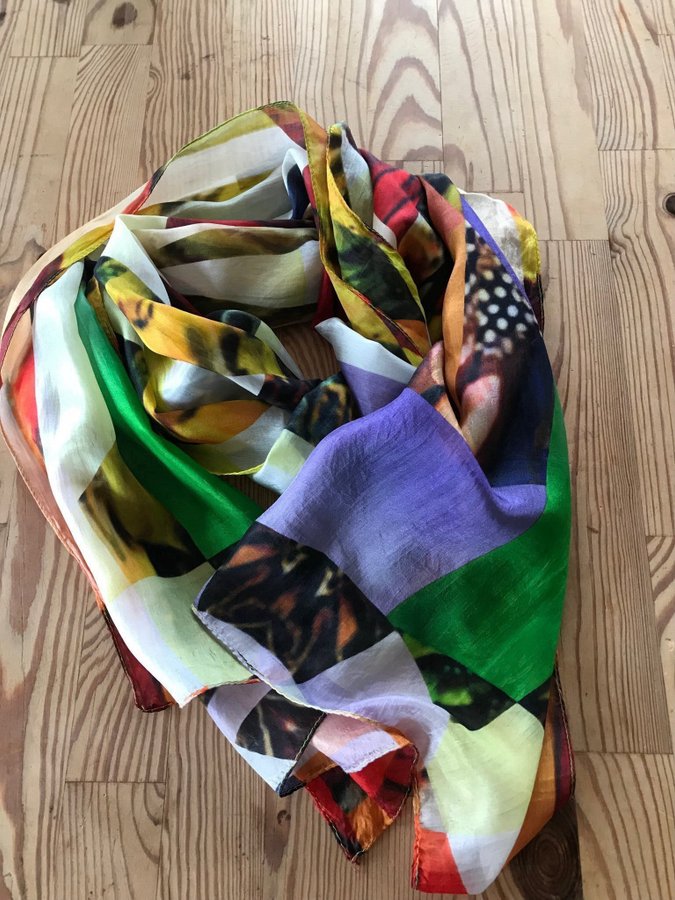 Sjal i siden/ silke/ stor flerfärgad scarf i siden / 160 cm lång