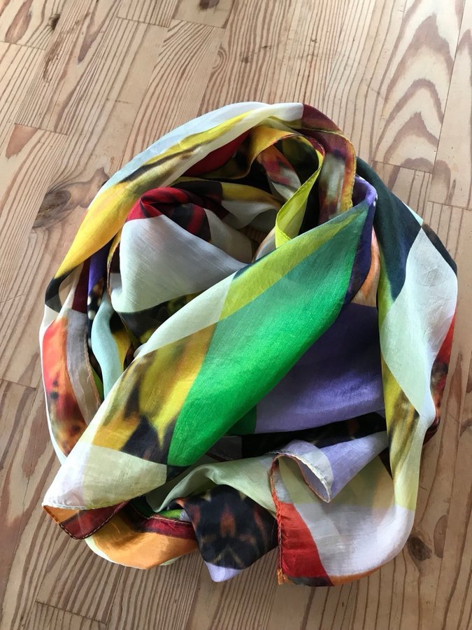 Sjal i siden/ silke/ stor flerfärgad scarf i siden / 160 cm lång