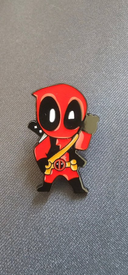 Cool Metallnål med Deadpool Motiv - För Deadpool Fans!