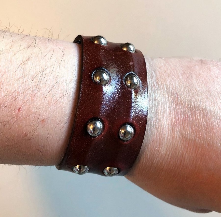 Armband Läder med 10 st nitar  BRUN NYTT !!!