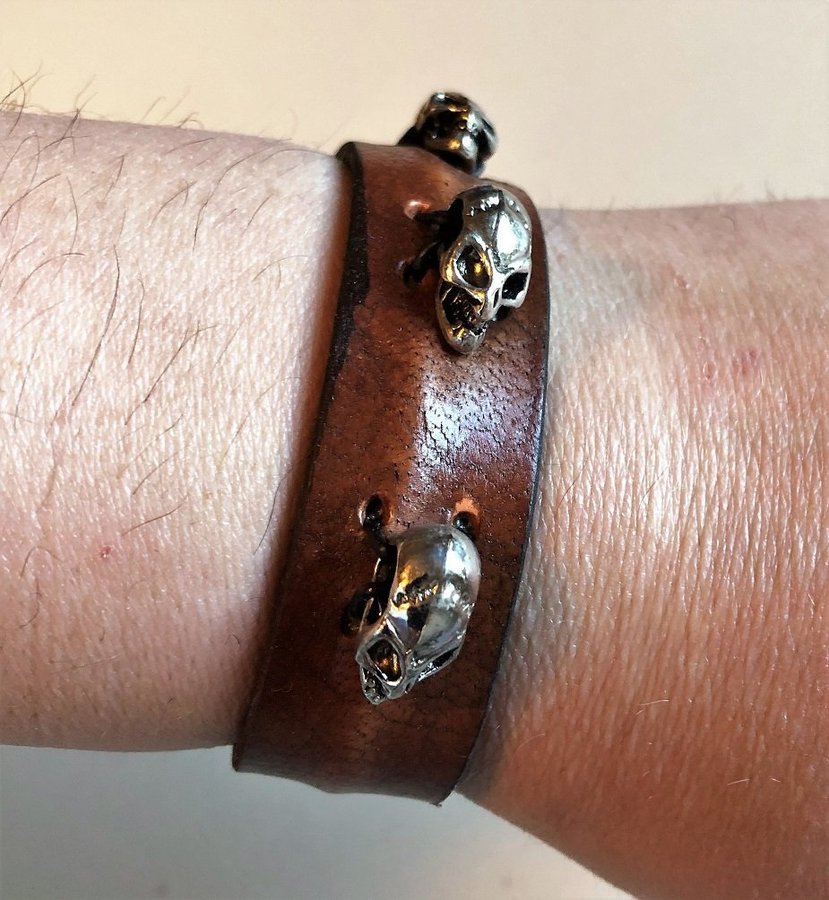 Armband Läder med 3 st döskallar  Skull BRUN NYTT !!!