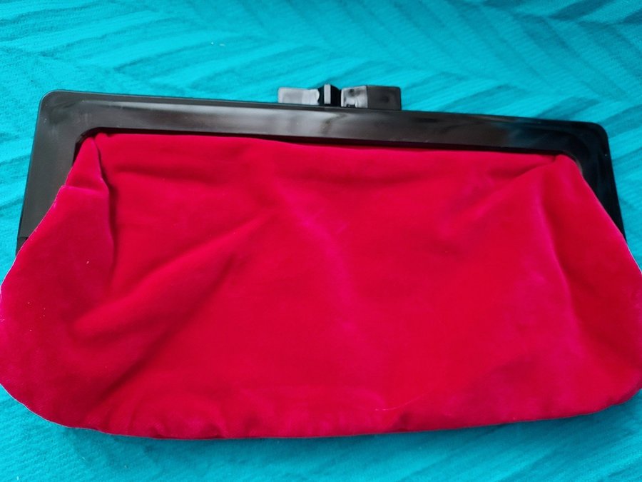 kuvertväska CLUTCH röd SAMMET plastbygel SVART ca 18x31 cm