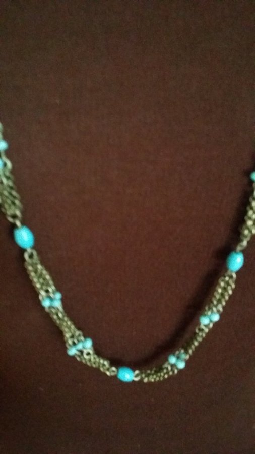 halsband metall + blå pärlor Längd ca 104 cm