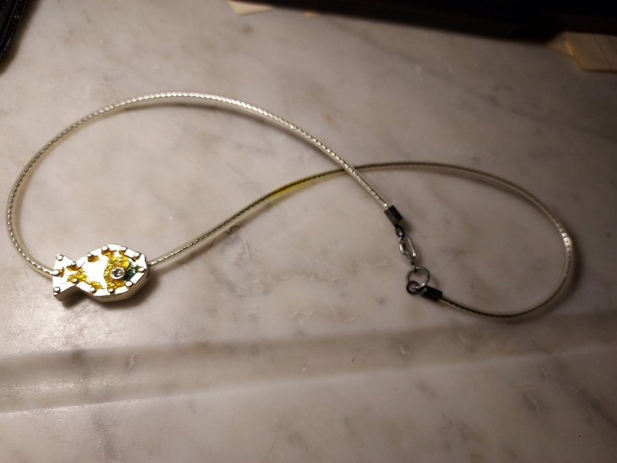 Halsband med glittrande FISK på rem av plast Längd ca 43 cm