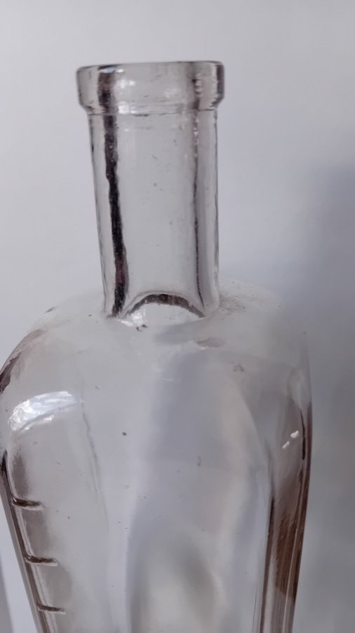 retro Vintage äldre butelj glasklar flaska graderad höjd 21 cm 5½ x 5½ cm