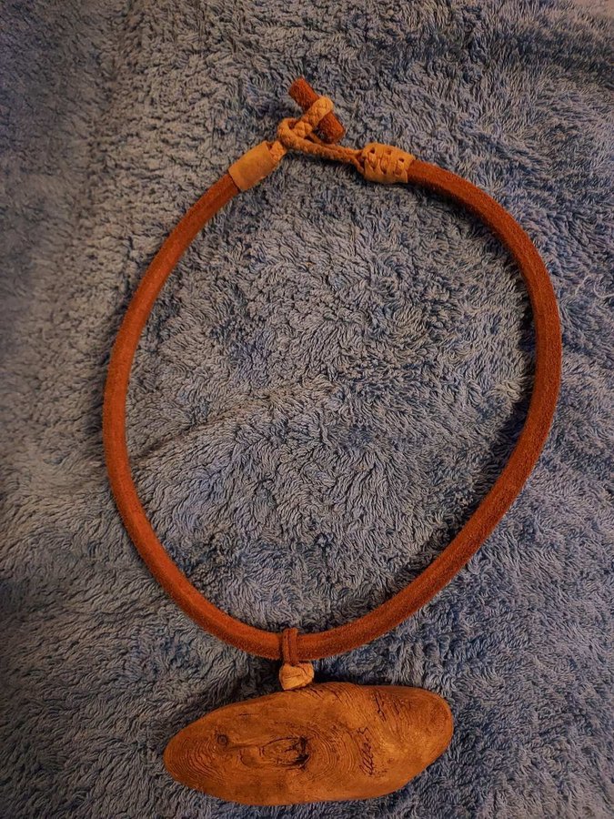 halsband trä/skinn HANTVERK längd ca 58 cm