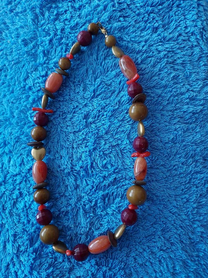 Halsband rött/guld/orange/brunt Pärlor i GLAS 80-tal längd 42 cm