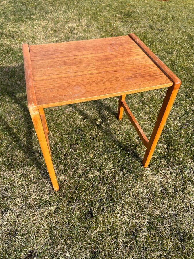 Fint gammalt BORD i TEAK. 1950/60-tal