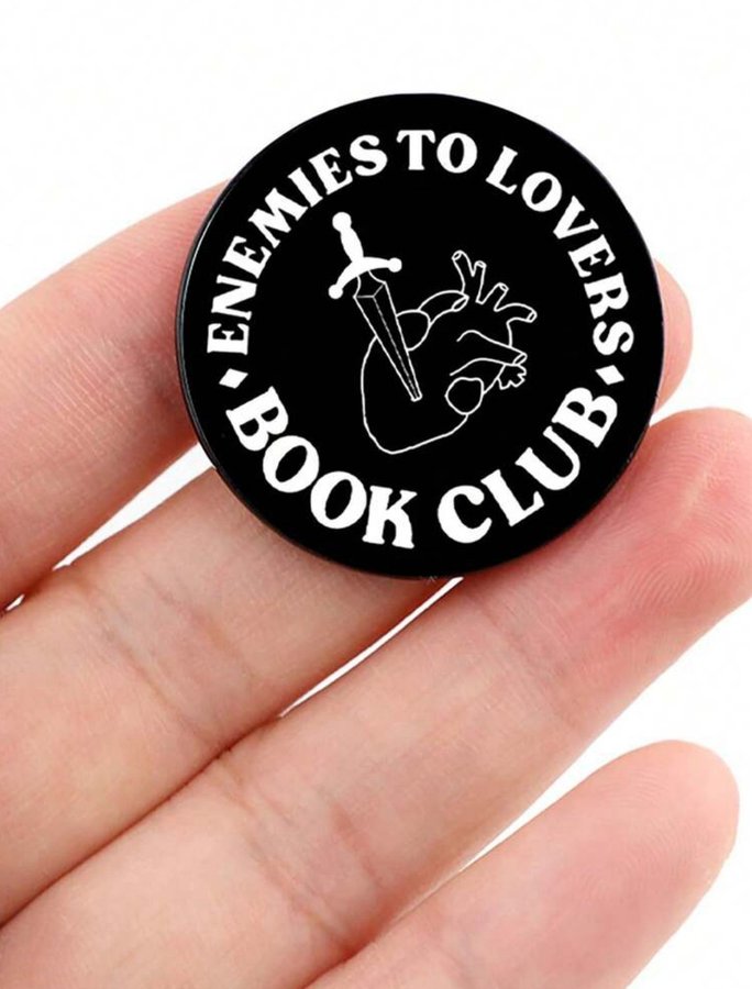 Ny! ENEMIES TO LOVERS BOOK CLUB rund pin brosch fantasy ACOTAR läsare romance