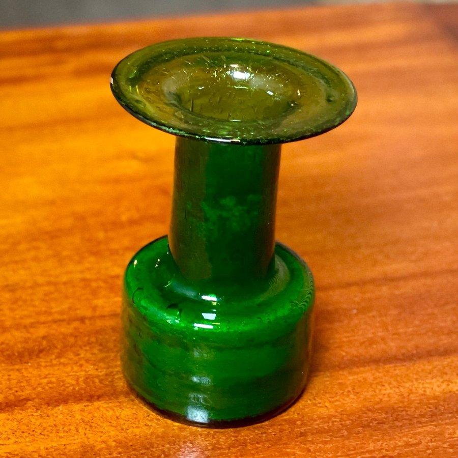 Klassisk och tidlös retro vintage grön glasvas vas glas glass vase green