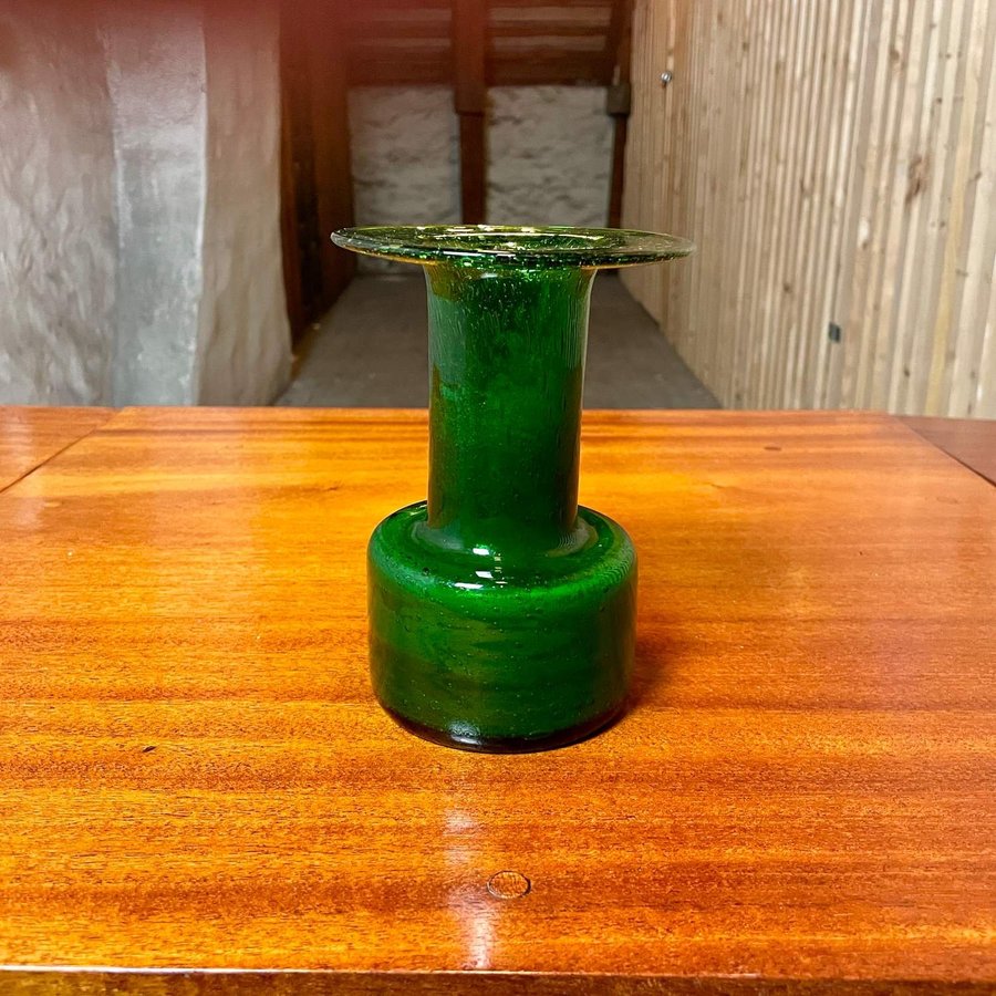 Klassisk och tidlös retro vintage grön glasvas vas glas glass vase green