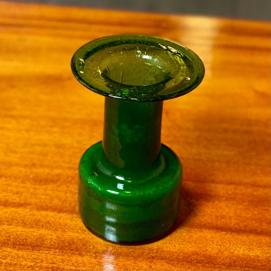 Klassisk och tidlös retro vintage grön glasvas vas glas glass vase green