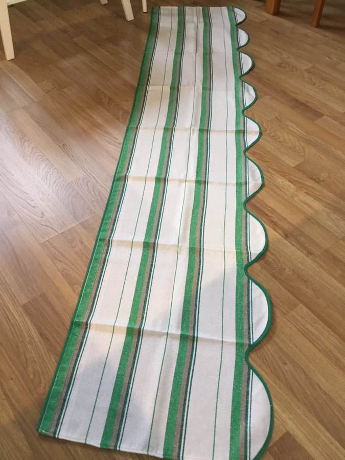 Hemtrevlig retro gardin gardinkappa med bågad kant  grön randig dekor