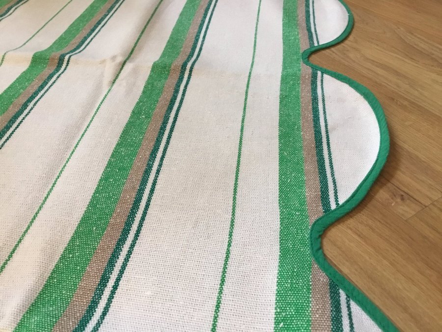Hemtrevlig retro gardin gardinkappa med bågad kant  grön randig dekor