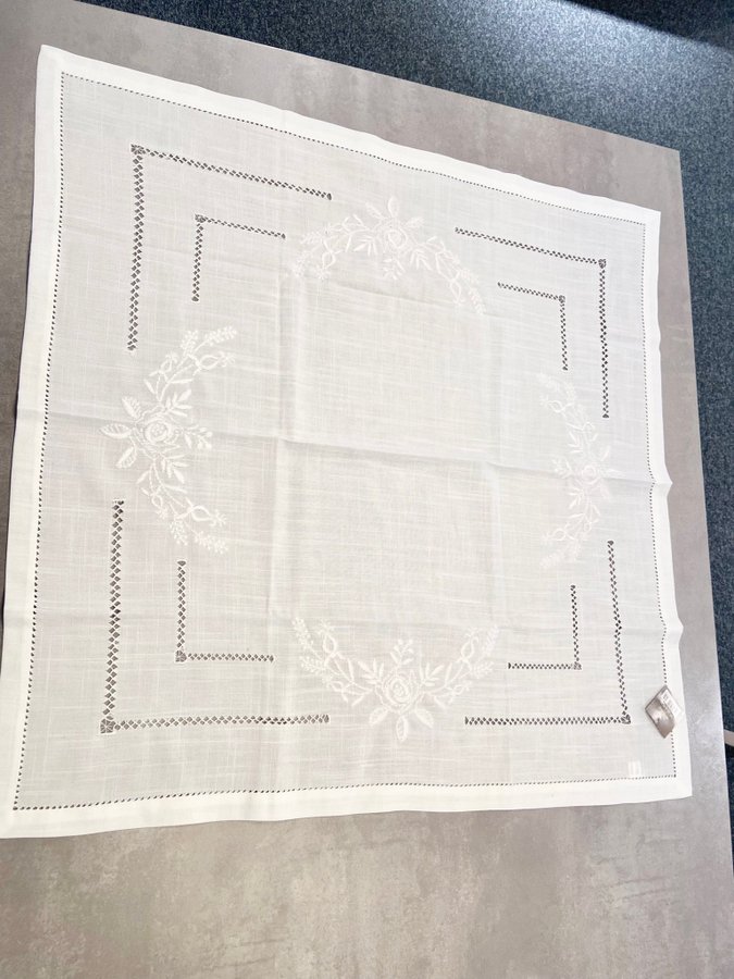 Vit Duk 85x85cm Broderi Svanefors Fyrkantig lantligt