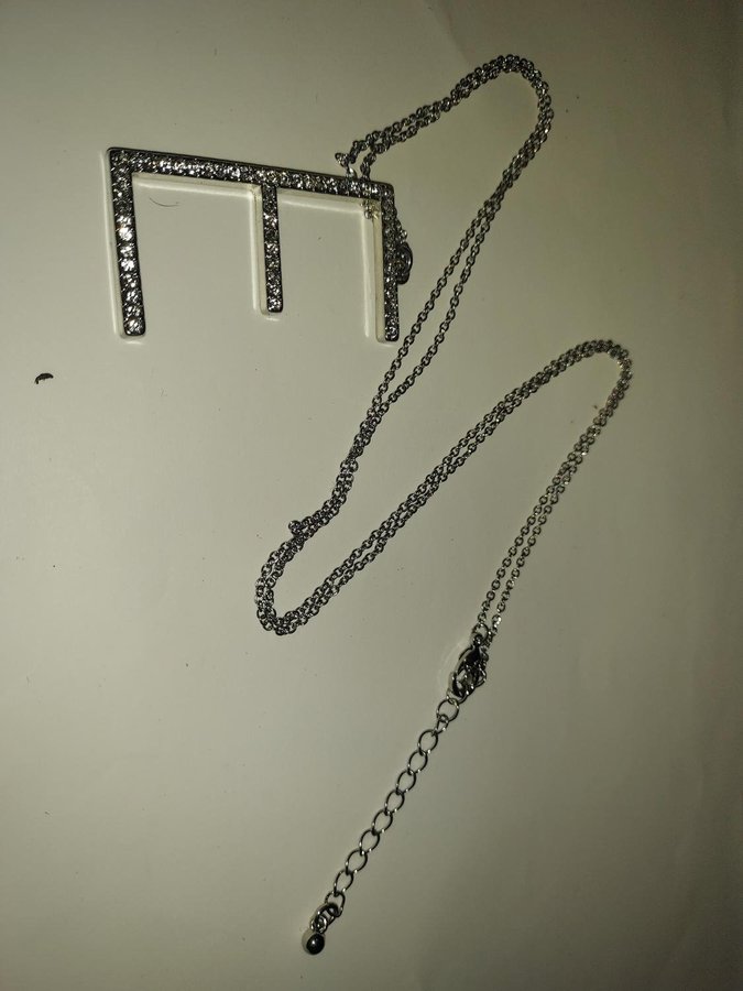 Halsband Hänge E i " diamanter" L 45 cm Silvrig länk i metall L 78 cm