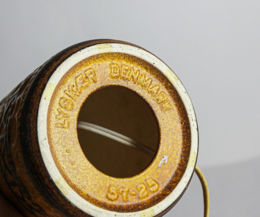Bordslampa av Bay Keramik och Lyskaer Bodo Mans märkt 57-25 Rimini golden