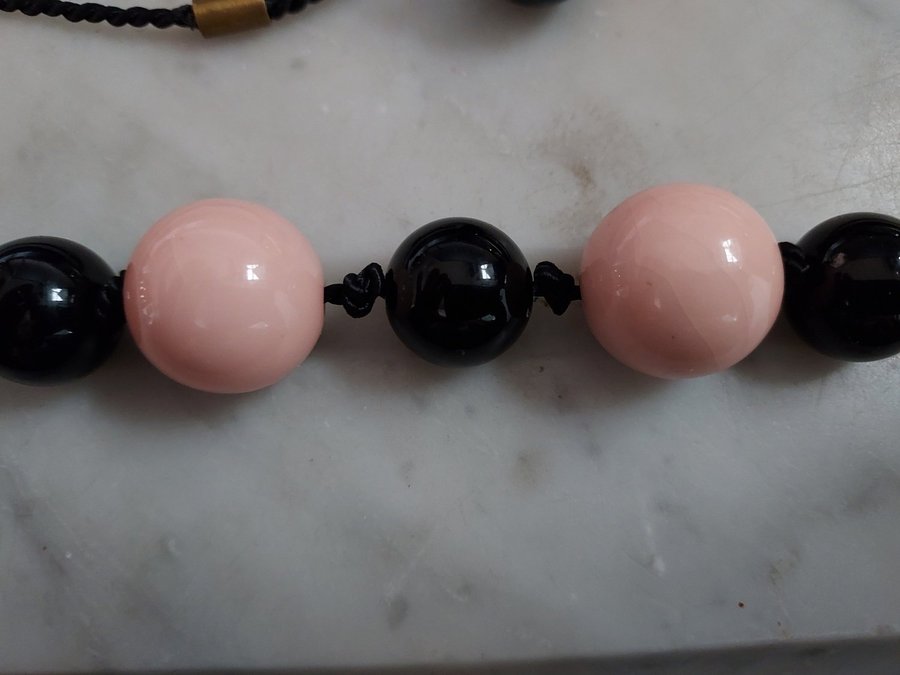 Halsband ROSA/SVARTA pärlor i Plast Längd ca 40 cm