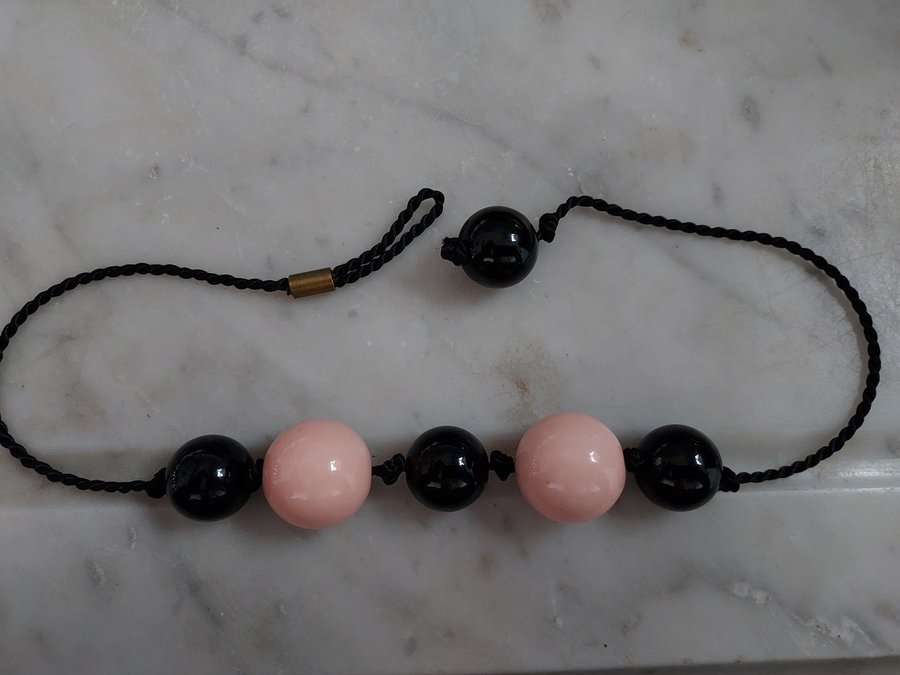 Halsband ROSA/SVARTA pärlor i Plast Längd ca 40 cm