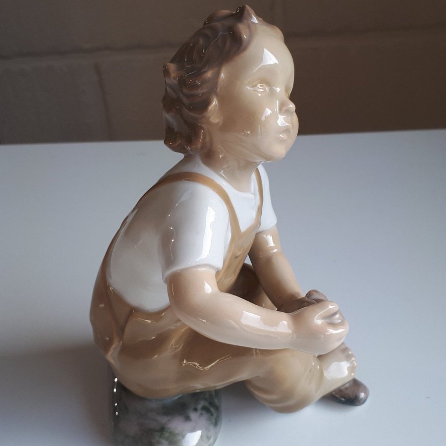 Early 1900s Bing  Grøndahl Perfect MICHAELA AHLMANN #2275 Brown Boy With a Shoe