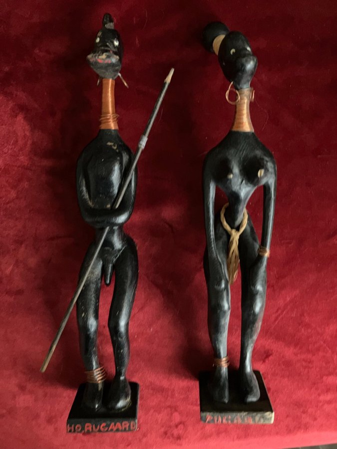 Par afrikanska träfigurer