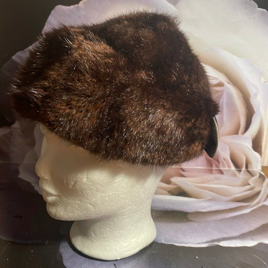 Vintage pälsmössa hatt med en satin rosett baktill mått ca 54 cm