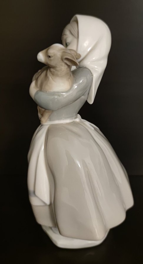 Väldigt vackert gammal porslin figur från Nao Lladro Spain.