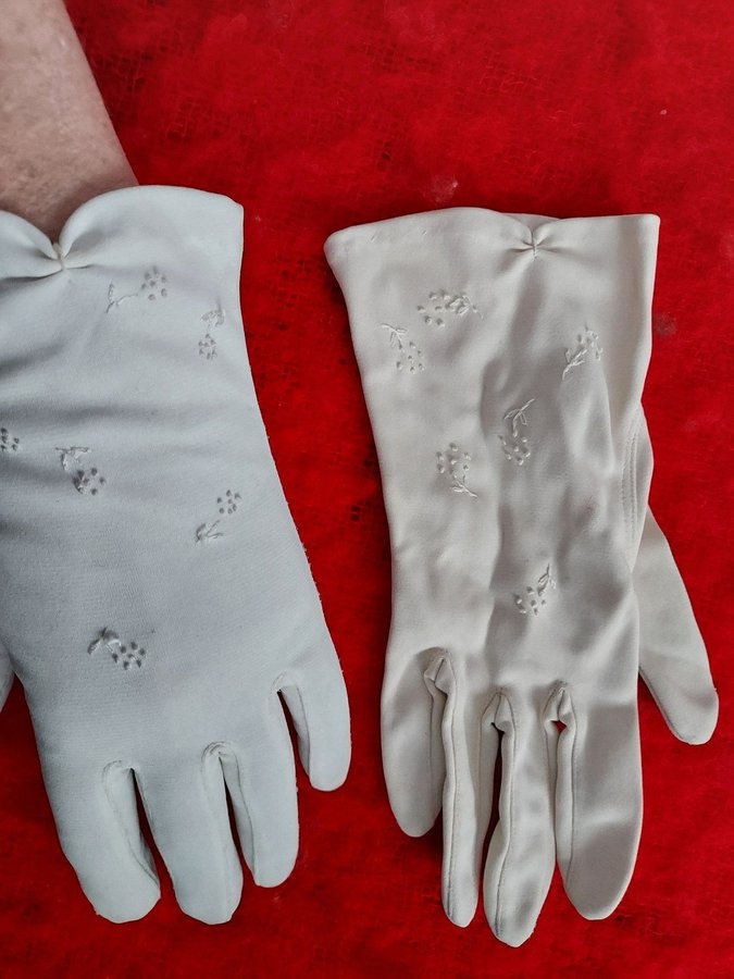 Handskar 50-tal VITA nylon Handbroderade storlek M/L 21 cm