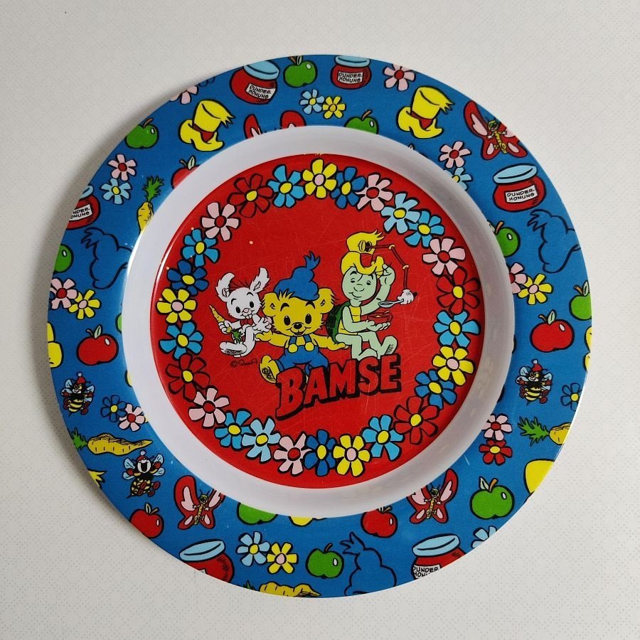 Tallrik med motiv av BAMSE och hans vänner halvdjup plast härligt motiv