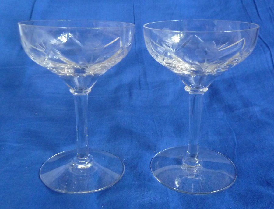 2 Vackra glas på fot 5cl H 95cm Graverat mönster