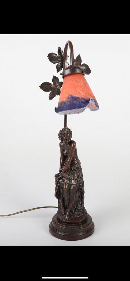 Bordslampa i art deco bronserat med cuppa i glas h 56 cm perfekt skick