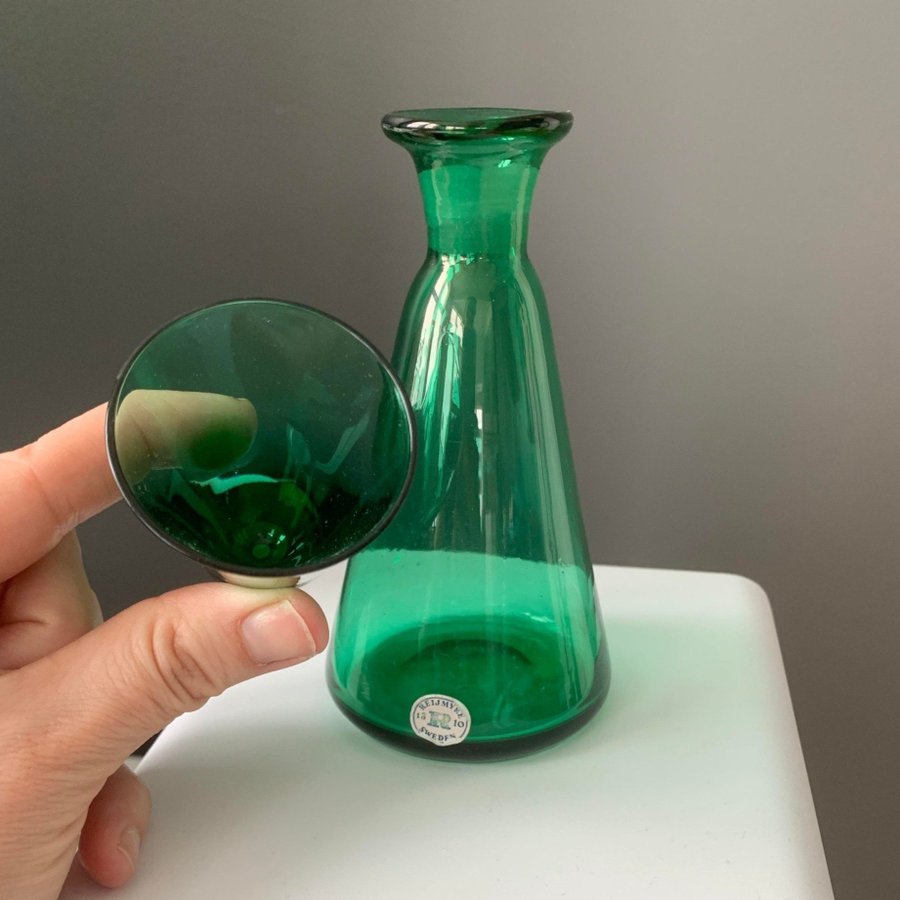 REIJMYRE Karaff i grönt glas - glaskaraff medicinflaska konstglas snaps vintage