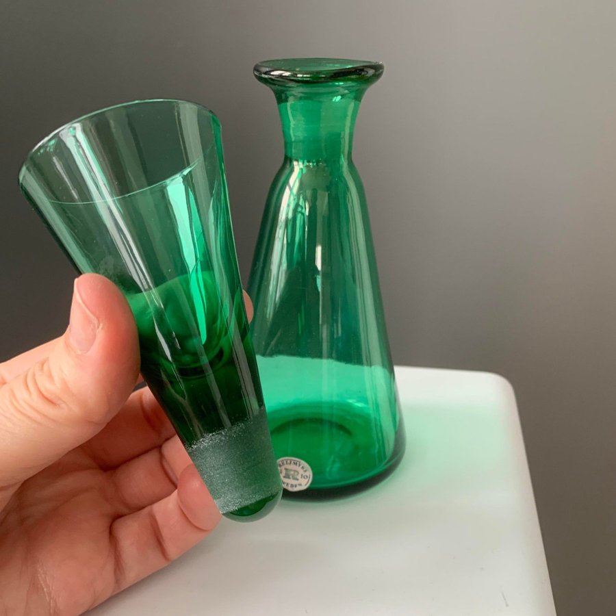 REIJMYRE Karaff i grönt glas - glaskaraff medicinflaska konstglas snaps vintage