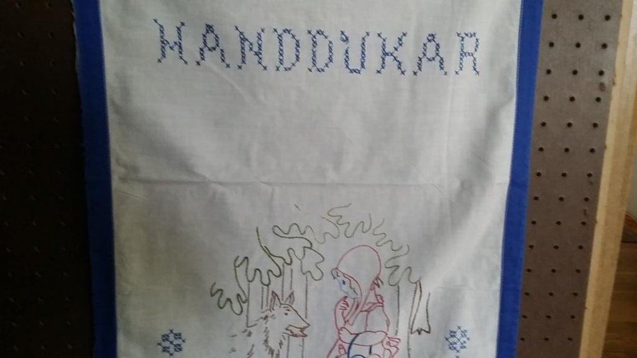 Paradhandduk Handbroderad RÖDLUVAN 50-tal Bredd 43 cm/Längd 69 cm