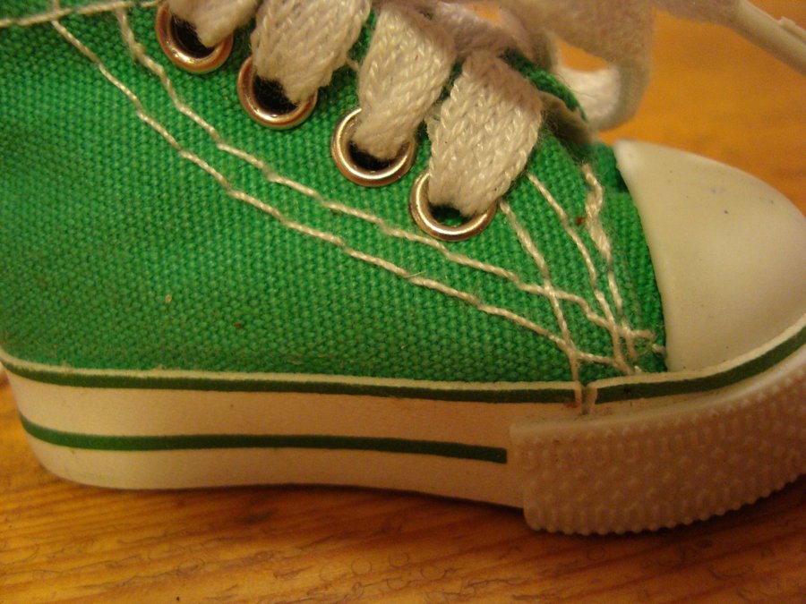 Hängsmycke i form av grön sko 75 cm långa Ny!