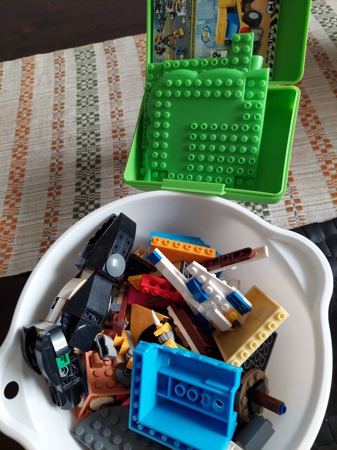 En Lot med LegoSmå Legobitar